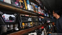 Warga tengah memilih genset yang akan dibeli.y