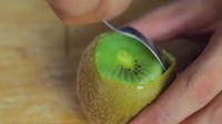 Sama seperti mengupas telur, mengupas buah kiwi akan lebih praktis dengan mendorongnya dengan menggunakan garpu. Foto: Istimewa