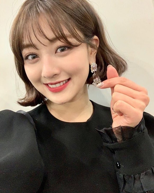 Ketika manggung, Jihyo sering tampil dengan makeup flawless dan minimalis. Ia kerap kali menonjolkan bagian matanya yang cantik dengan perapkan eyeliner dan bulu mata lentik juga lensa kontak tanpa eyeshadow. Untuk lipstik, Jihyo sering memilih nuansa pink kemerahan. Foto: Instagram @twicetagram