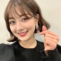 Ketika manggung, Jihyo sering tampil dengan makeup flawless dan minimalis. Ia kerap kali menonjolkan bagian matanya yang cantik dengan perapkan eyeliner dan bulu mata lentik juga lensa kontak tanpa eyeshadow. Untuk lipstik, Jihyo sering memilih nuansa pink kemerahan. Foto: Instagram @twicetagram