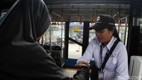 Sejumlah warga menaiki Bus TransJakarta di Halte Pemuda Rawamangun, Jakarta Timur, Senin (5/8).