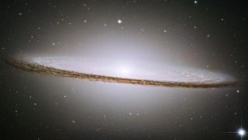 Galaksi ini memiliki nama resmi M104 atau NGC 4594, dan dijuluki sebagai Galaksi Sombrero, karena bentuknya yang mirip topi khas Meksiko. Foto: NASA