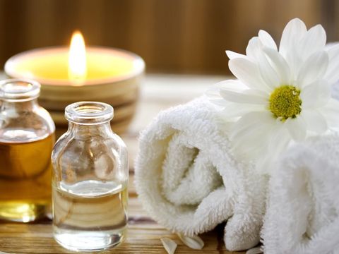 Ilustrasi lilin A candle flame inside of a mason jar on a work bench