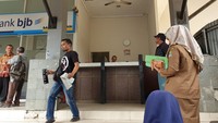 Setelah STNK baru didapat, lanjut ke loket terakhir untuk mengambil pelat nomor yang baru. Mudah kan detikers? Memang untuk mengurus pembayaran pajak 5 tahunan itu memerlukan waktu yang tidak sebentar. Dalam catatan detikcom butuh waktu sekitar 2 jam lebih. Foto: Luthfi Anshori