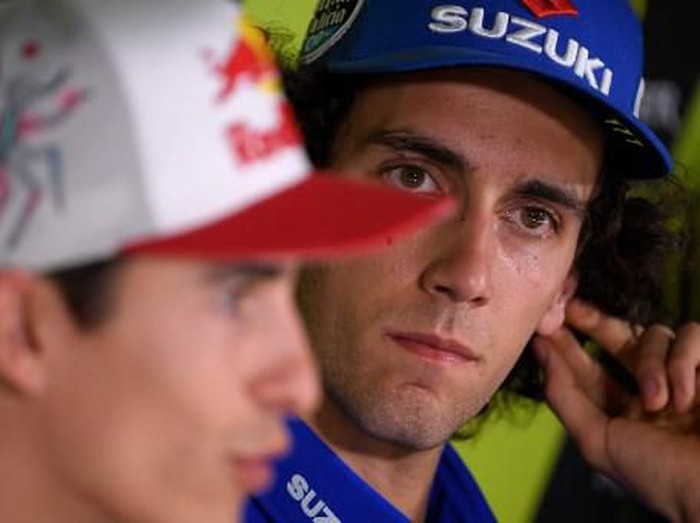 Suzuki Ecstars Spanish rider Alex Rins and Repsol Honda Teams Spanish rider Marc Marquez (L) attend a press conference at the Catalunya racetrack in Montmelo, near Barcelona, on June 13, 2019, on eve of the Catalunya Moto GP Grand Prix training sessions. (Photo by LLUIS GENE / AFP)