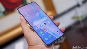 Lantaran mengusung panoramic screen, tidak ada notch atau maupun bezel di bagian atas. Rasio screen-to-body bisa mencapai 91,1%. Foto: Adi Fida Rahman/detikINET