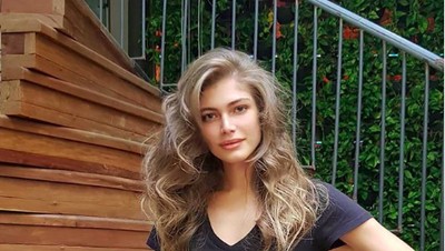 Foto: Liburannya Model Transgender Pertama Victorias Secret