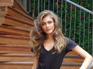 Foto: Liburannya Model Transgender Pertama Victorias Secret
