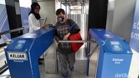 Penumpang kini juga sudah dapat menggunakan e-money. 