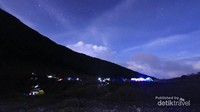 Alun-alun Suryakencana sudah tidak asing buat para pendaki gunung. Keindahannya saat malam banyak membius traveler untuk kembali datang. Bikin rindu! (Mierell Christy Ayal/dTraveler)