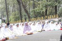 Warga Gelar Istigasah di Kaki Gunung Tangkuban Perahu