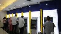 Pasca listrik padam, mesin anjungan tunai mandiri (ATM) telah bisa digunakan lagi.