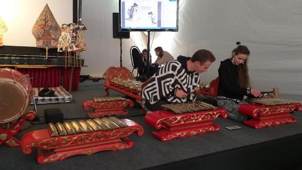 Warga MOskow terlihat mencoba memainkan gamelan.