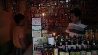 Pemadaman listrik massal tersebut berlangsung cukup lama hingga melebihi 6 jam. Keadaan tersebut turut berimbas pada pelayanan transportasi publik, sinyal telekomunikasi hingga ke lampu lintas dan lampu penerang jalan. Meski sempat kembali menyala, listrik di sejumlah kawasan di Jabodetabek kembali padam pada Senin (5/8/2019). Pemadaman listrik ini disebut masih berlanjut hingga sore hari. Istimewa/Dita Alangkara/AP Photo.