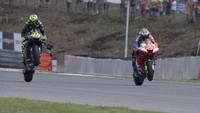 Rossi pun bercerita saat ia menjalani sesi pemenasan di Sirkuit Brno. Menurutnya, performa motor yang ia tunggangi saat sesi pemanasan itu sangat buruk. Istimewa/Mirco Lazzari gp/Getty Images.