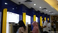Warga menarik uang tunai dari mesin anjungan tunai mandiri (ATM) di salah satu galeri di kawasan Kebayoran Lama, Jakarta, Senin (5/8/2019).