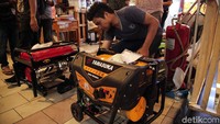 Warga menyerbu genset yang dijual di kawasan Glodok, Jakarta, Senin (5/8/2019).