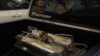 Dari sisi dapur pacu tidak ada yang berubah, namun untuk menunjang kenyamanan salah satunya adalah dengan menambah ragam fitur hiburan. Miftahul menambah subwoofer lansiran Venom, dan mengganti tape keluaran Alpine.