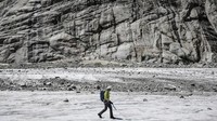 Salah satu fenomenanya adalah melelehnya permafrost yang merekatkan salju abadi. (AFP Photo/Marco Betorello)