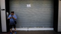 Sejumlah toko di kota itu pun nampak tutup. Aksi mogok massal tersebut digelar para demonstran dengan tekad untuk membuat Hong Kong lumpuh. Kim Kyung-Hoon/Reuters.