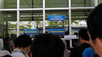 Selanjutnya berkas-berkas yang telah dilegalisasi tersebut didaftarkan ke pos ketiga, loket progresif. Sama seperti di loket cek fisik di loket ini berkas-berkas akan dicek kembali oleh petugas. Dan tunggu lagi sampai ada panggilan.Foto: Luthfi Anshori