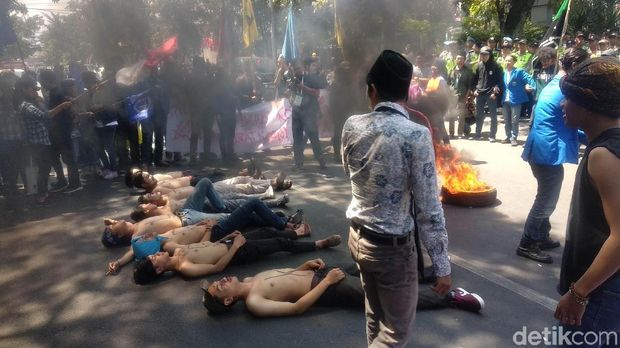 Ricuh Saat Pelantikan DPRD Bandung, 1 Mahasiswa Luka di Kepala