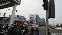 Traffic light atau lampu merah di Jakarta sempat mati imbas pemadaman listrik massal pada Minggu (4/5). 