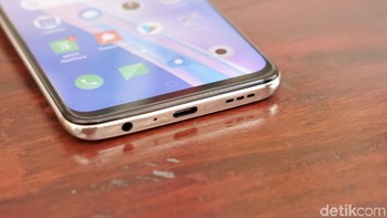 Bagian bawah terdapat port jack audio 3,5 mm, USB type C dan speaker. Foto: Adi Fida Rahman/detikINET