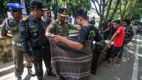 Razia syariat Islam itu menjaring puluhan wanita memakai pakaian ketat dan pria memakai celana pendek yang tidak sesuai dengan hukum syariat, qanun nomor 11/2002 tentang akidah, ibadah dan syiar islam serta qanun nomor 6/2014 tentang hukum jinayat Aceh. 