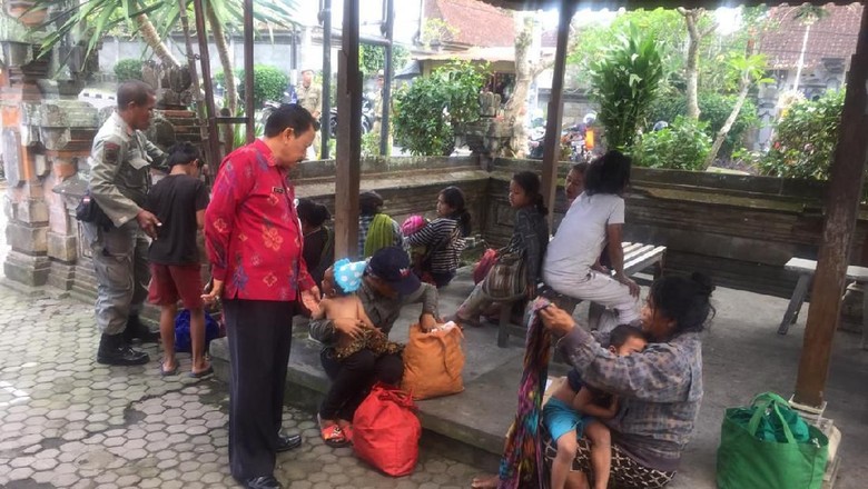 Banyak Gepeng di Ubud, Satpol PP Bikin Papan Larangan 3 Bahasa Banyak Gepeng di Ubud, Satpol PP Bikin Papan Larangan 3 Bahasa