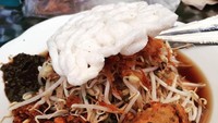 Racikan komplet lontong balap, tahu goreng, tauge, kaldu daging dan dagingnya, lento, kerupuk serta sambal petis. Dijamin puas! Foto : Instagram @niniekmilliani