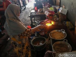 Siasati Pemadaman Listrik Bergilir, Pedagang di Jakarta Gunakan Lilin