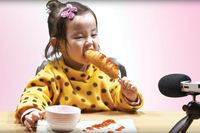 Akun Ini Dikecam Netizen, Usai Unggah Video Anak Kecil Makan Gurita Raksasa