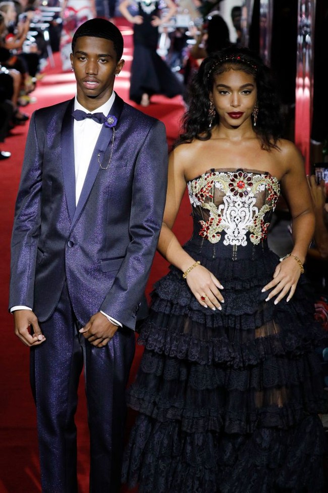 Model menjadi profesi pilihan Lori. Beberapa kali ia muncul di catwalk Dolce & Gabbana saat Milan Fashion Week. Ia bahkan sempat berbagi panggung dengan adik Justin, Christian. (Foto: Getty Images)