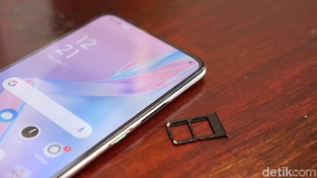 Slot SIM Card berada di sisi kanan. Foto: Adi Fida Rahman/detikINET