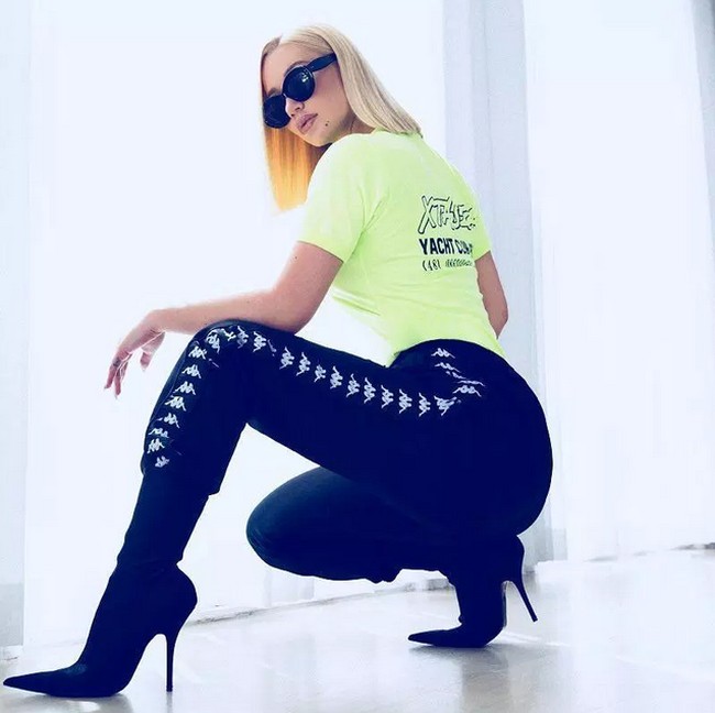 Pose jongkok cantik ini memberi kesan seksi, kuat dan fierce. Tapi di sisi lain juga bermanfaat bagi tubuh. Pose ini melatih otot bokong, paha dan betis jadi lebih kuat. Lihat saja aksi Iggy Azalea yang membuat tubuhnya terlihat lebih atletis. Foto: Instagram