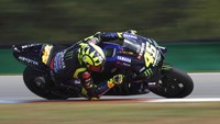Motor kami sangat sensitif ketika kondisi berganti-ganti. Jika kami menemukan setelan yang pas, kami bisa cepat. Tapi jika ada sesuatu yang berubah seperti suhu atau itu hujan, kami bakal menderita, sebut Rossi. Istimewa/Petr David Josek/AP Photo.