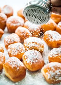 Taburi Gula Saat Beignet Masih Panas, Chrissy Teigen Dinyinyiri Netizen