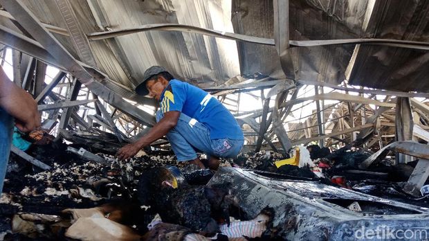 Huntara Pengungsi Korban Gempa Palu Terbakar