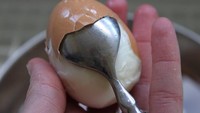 Mengupas telur supaya cepat bisa menggunakan sendok. Kupas sedikit cangkang, kemudian dorong telur dengan menggunakan sendok mengeliling kulit telur. Foto: Istimewa