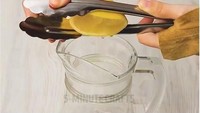 Jika tangan dirasa tidak kuat untuk memeras lemon, Anda bisa gunakan alat penjepit makanan untuk memeras lemon. Foto: Istimewa