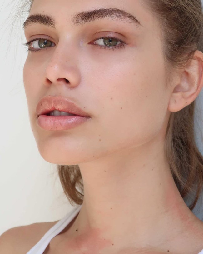 Di industri modelling saat ini, keberagaman semakin digalakkan. Dunia fashion kini dituntut mau menerima model transgender hingga bertubuh curvy. Foto: dok. Instagram @valentts