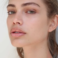 Di industri modelling saat ini, keberagaman semakin digalakkan. Dunia fashion kini dituntut mau menerima model transgender hingga bertubuh curvy. Foto: dok. Instagram @valentts