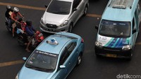 Pemotor menyelip di antara mobil.