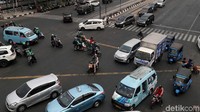 Akibat terjadinya pemadaman listrik oleh PLN menyebabkan Traffic light atau lampu merah tidak menyala.