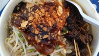 Menu sarapan khas Surabaya ini paling enak dimakan dengan sate kerang yang pedas gurih manis. Foto : Instagram @shakespork