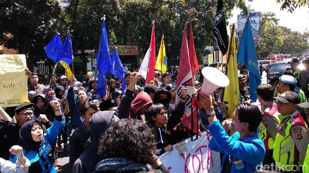 Penyusup Bentangkan Spanduk 'Kematian Aspirasi' di Pelantikan DPRD Bandung