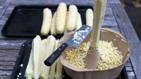 MMengiris jagung akan lebih praktis jika jagung tersebut ditaruh di lubang loyang tulban. Kemudian baru iris jagung tersebut secara perlahan. Foto: Istimewa