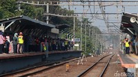 Penumpukan penumpang terlihat di Stasiun Pondok Ranji, Tangerang, Senin (5/8/2019).