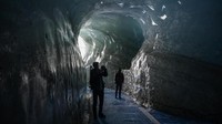 Bukan cuma salju abadi, gua gletser Mer de Glace di Chamonix juga ikut kena imbasnya. (AFP Photo/Marco Betorello)